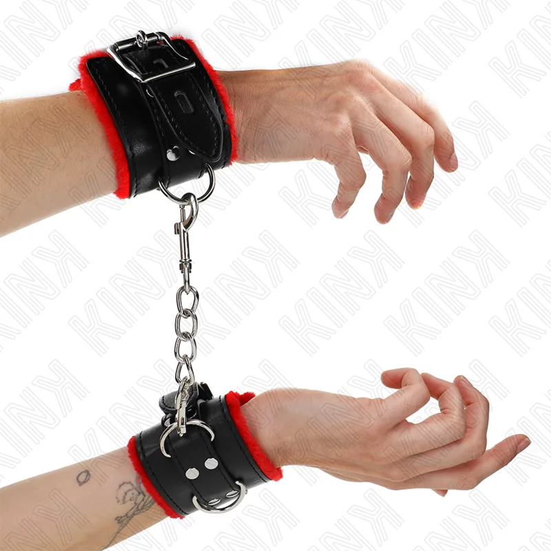 Kink Handledsmanschetter med Pälsfoder – Justerbara i Rött & Svart med Fyrkantiga Nitar (17–29 cm × 6 cm)